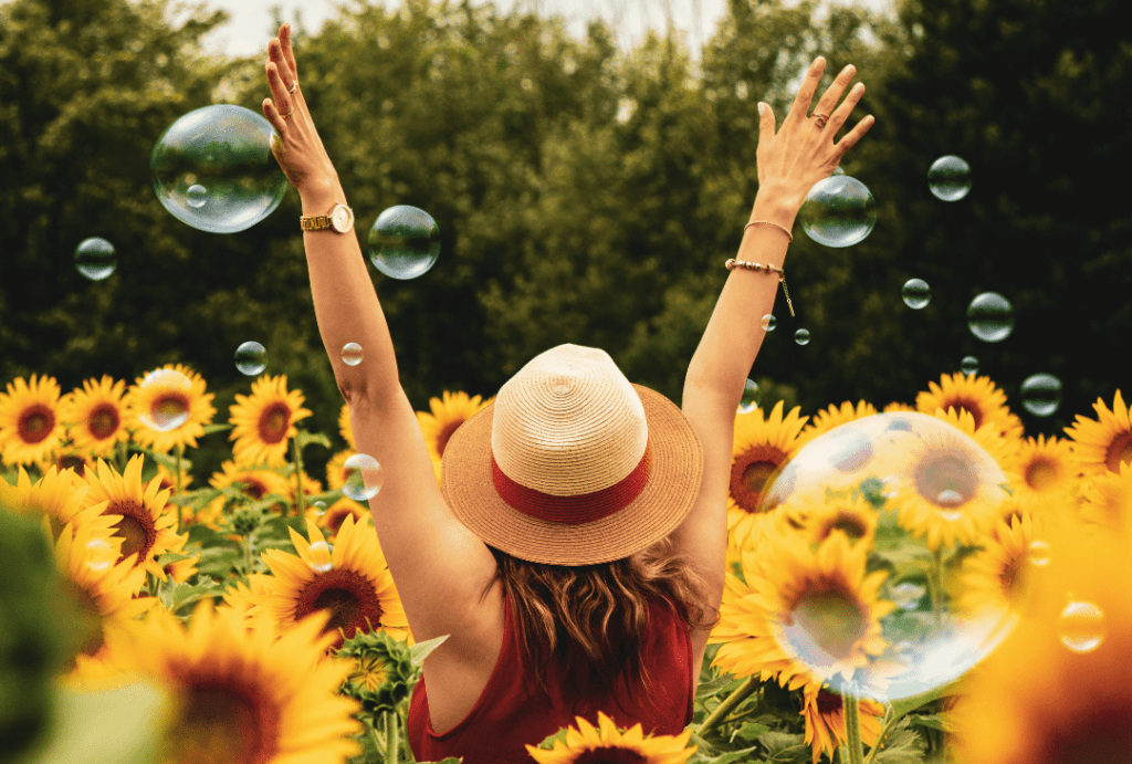 Femme au milieu des tournesols